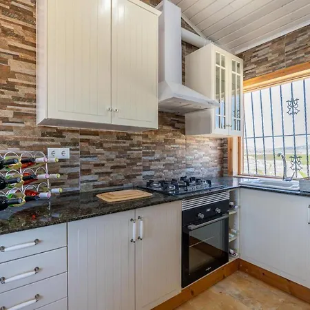 Rustic Retreat Chalet *